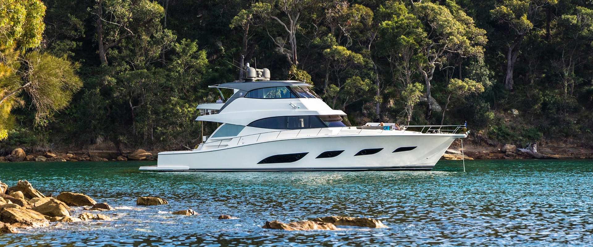 68 SPORTS MOTOR YACHT